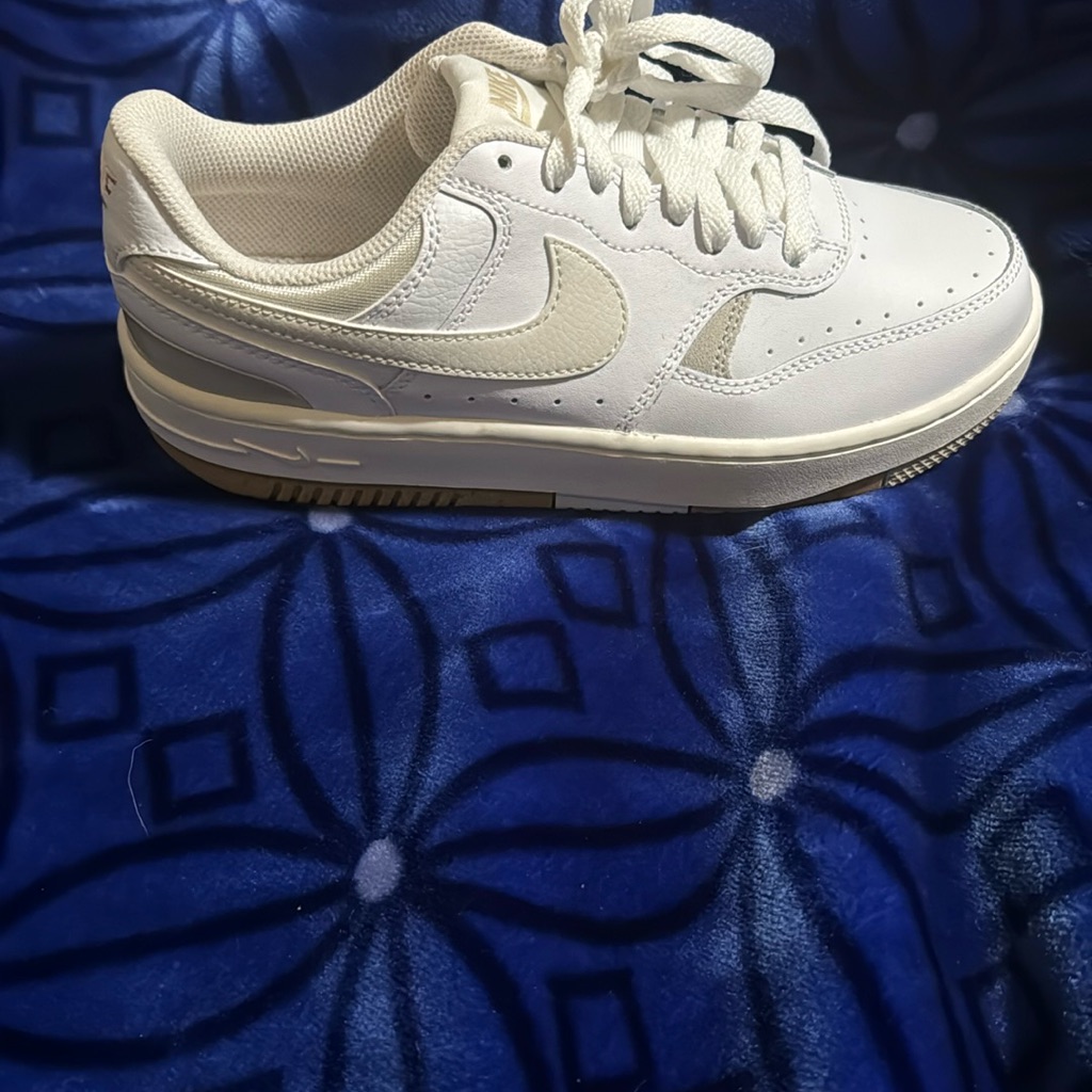 Nike Women's Sneakers - White And Cream